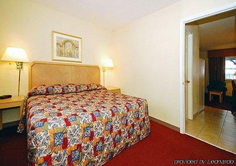Rodeway Inn And Suites Newport News Room photo