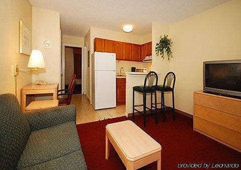 Rodeway Inn And Suites Newport News Room photo